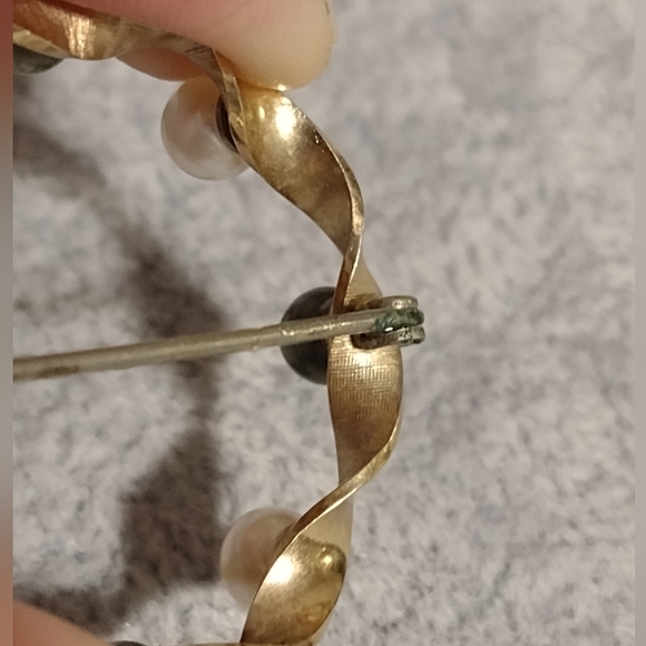 True Vtg. 1940s KREMENTZ 10k Gold Wreath Brooch, Cultured Pearls Green Agate - Picture 6 of 9